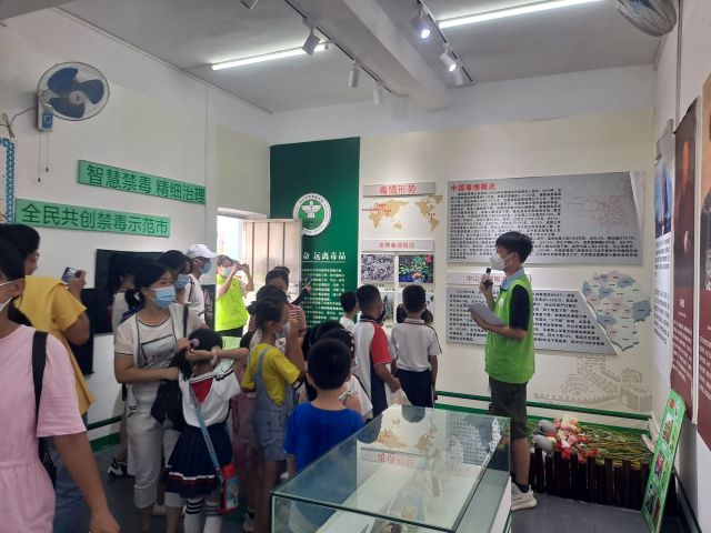 三鄉(xiāng)鎮(zhèn)開(kāi)展“拒絕毒品，你我同行“禁毒教育基地參觀活動(dòng)照片1.jpg