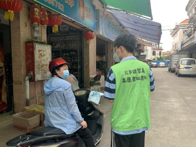 三鄉(xiāng)鎮(zhèn)開展“商鋪嚴(yán)管控，禁毒不放松”宣傳活動照片3.JPG